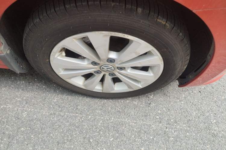 Used Volkswagen Golf Sportsvan 2016 230TSI Automatic Trend Edition Right Front Wheel Hub