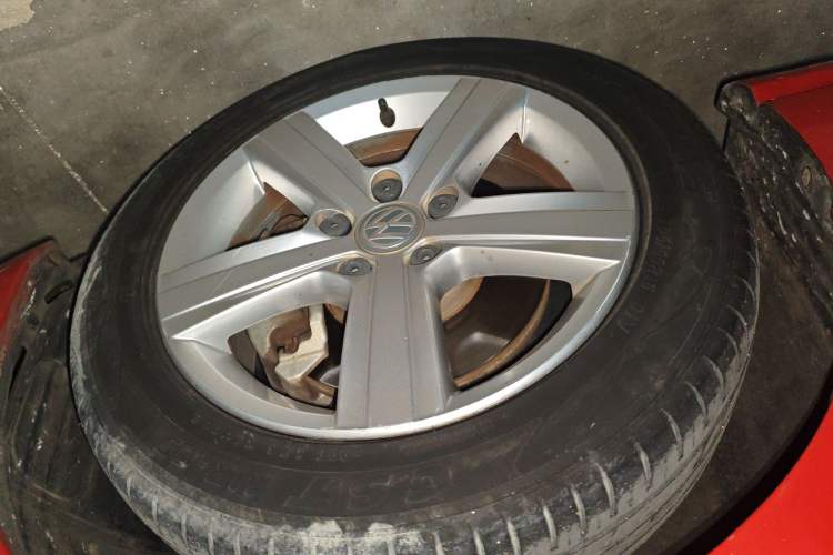 Used Volkswagen Golf Sportsvan 2016 1.6L Automatic Comfort Model Right Front Wheel Hub