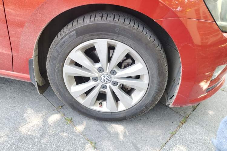 Used Volkswagen Golf Sportsvan 2016 230TSI Automatic Trend Edition Right Front Wheel Hub
