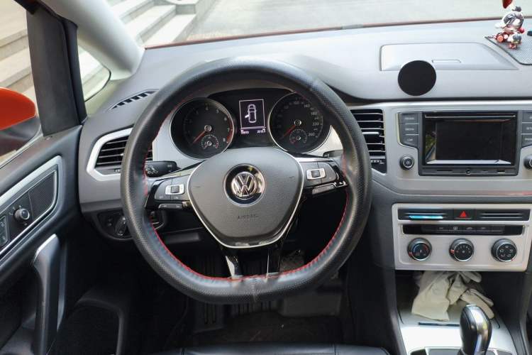 Used Volkswagen Golf Sportsvan 2016 230TSI Automatic Trend Edition Steering Wheel