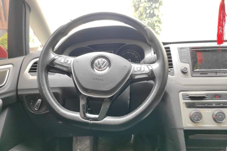Used Volkswagen Golf Sportsvan 2016 230TSI Automatic Trend Edition Steering Wheel