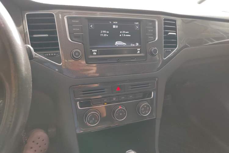 Used Volkswagen Golf Sportsvan 2016 230TSI Automatic Trend Edition Audio And AC Panel