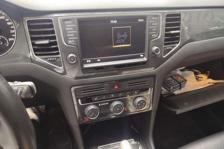 Used Volkswagen Golf Sportsvan 2016 230TSI Automatic Luxury Version Audio And AC Panel