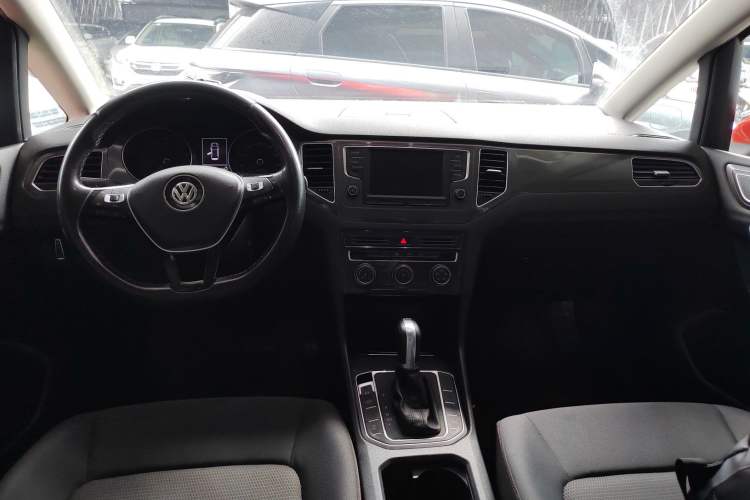 Used Volkswagen Golf Sportsvan 2016 230TSI Automatic Trend Edition Center Console