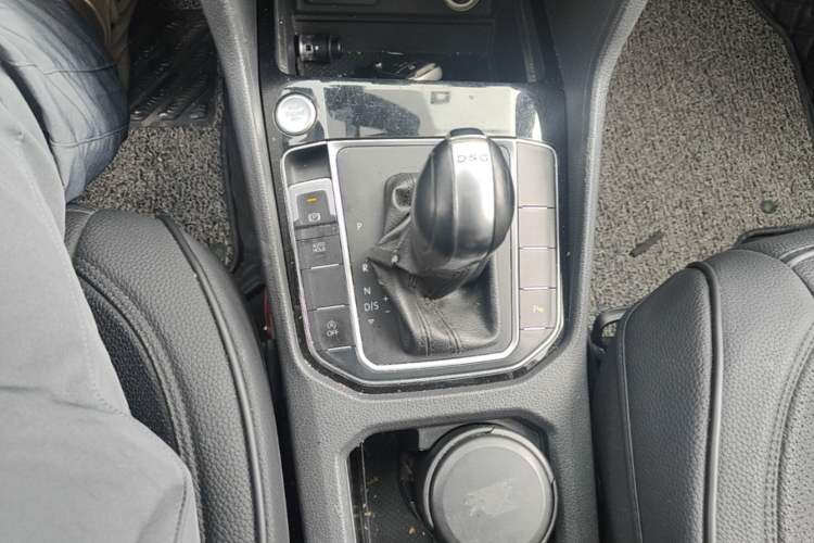 Used Volkswagen Golf Sportsvan 2016 230TSI Automatic Luxury Version Gear Lever