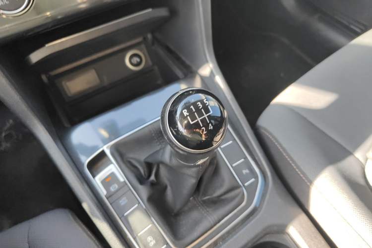 Used Volkswagen Golf Sportsvan 2016 230TSI Manual Entry-Level Trim Gear Lever
