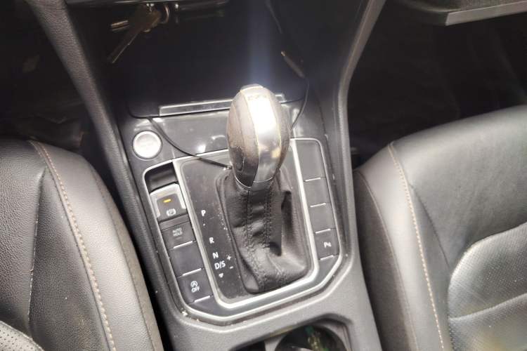 Used Volkswagen Golf Sportsvan 2016 230TSI Automatic Luxury Version Gear Lever