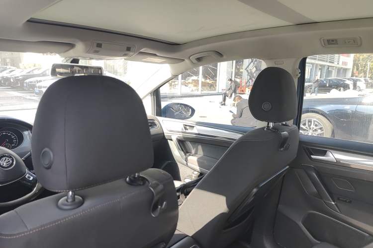 Used Volkswagen Golf Sportsvan 2016 230TSI Manual Entry-Level Trim Headliner