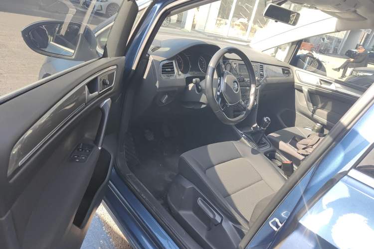Used Volkswagen Golf Sportsvan 2016 230TSI Manual Entry-Level Trim Interior 3