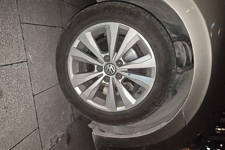 Used Volkswagen Golf Sportsvan 2016 230TSI Automatic Trend Edition Right Front Wheel Hub