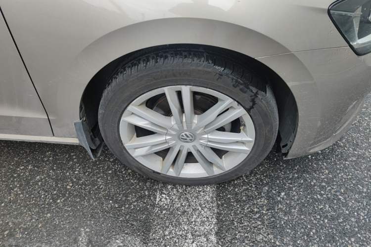 Used Volkswagen Golf Sportsvan 2016 230TSI Automatic Luxury Version Right Front Wheel Hub
