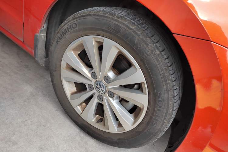 Used Volkswagen Golf Sportsvan 2016 230TSI Automatic Trend Edition Right Front Wheel Hub