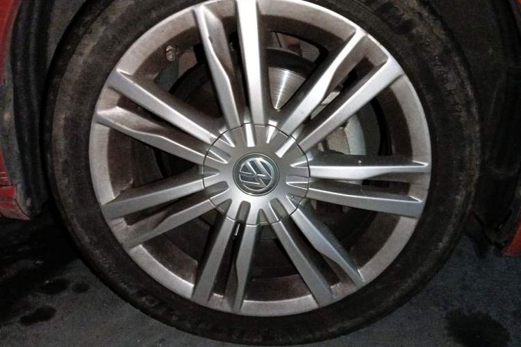 Used Volkswagen Golf Sportsvan 2016 280TSI Automatic Luxury Model Right Front Wheel Hub