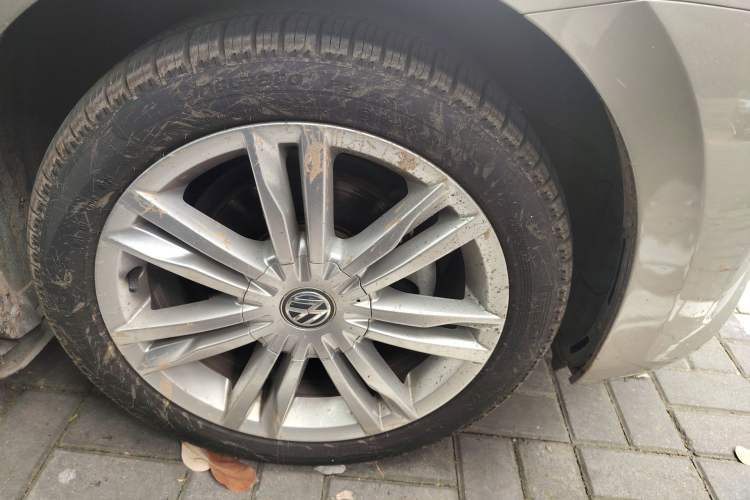 Used Volkswagen Golf Sportsvan 2016 230TSI Automatic Luxury Version Right Front Wheel Hub