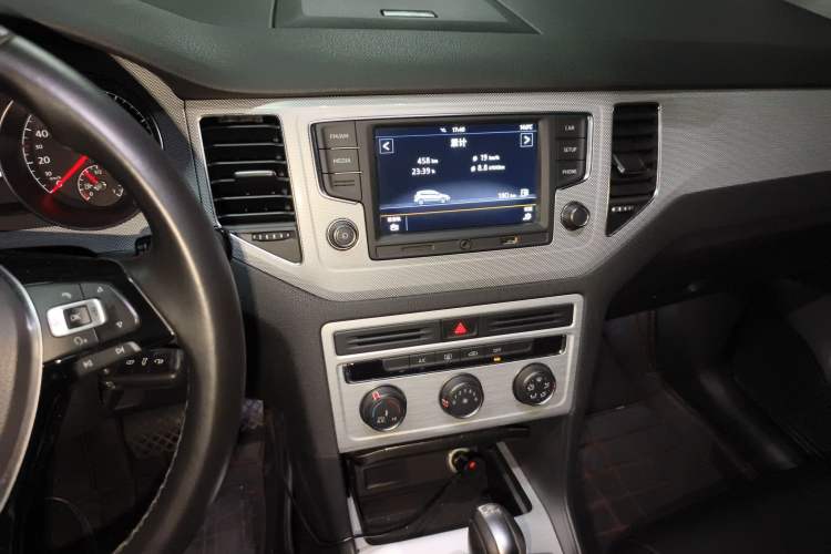 Used Volkswagen Golf Sportsvan 2016 230TSI Automatic Trend Edition Audio And AC Panel