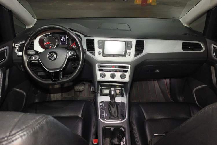 Used Volkswagen Golf Sportsvan 2016 230TSI Automatic Trend Edition Center Console