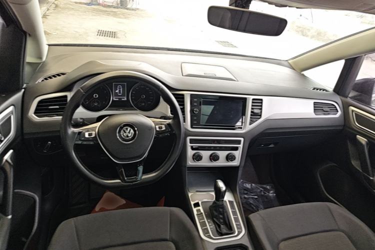 Used Volkswagen Golf Sportsvan 2016 230TSI Automatic Trend Edition Center Console