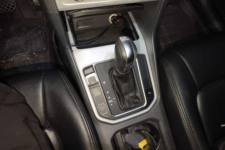 Used Volkswagen Golf Sportsvan 2016 230TSI Automatic Trend Edition Gear Lever