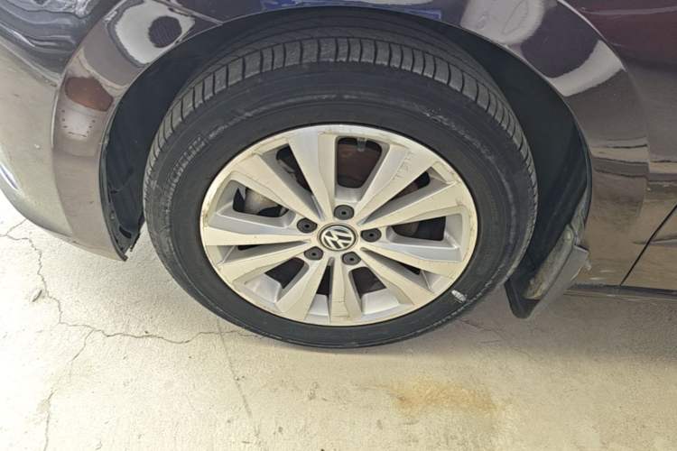 Used Volkswagen Golf Sportsvan 2016 230TSI Automatic Trend Edition Left Front Wheel Hub