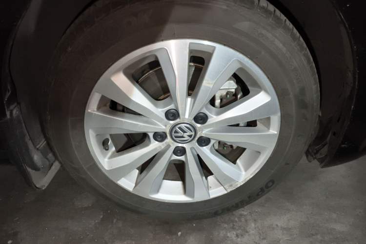 Used Volkswagen Golf Sportsvan 2016 230TSI Automatic Trend Edition Right Front Wheel Hub