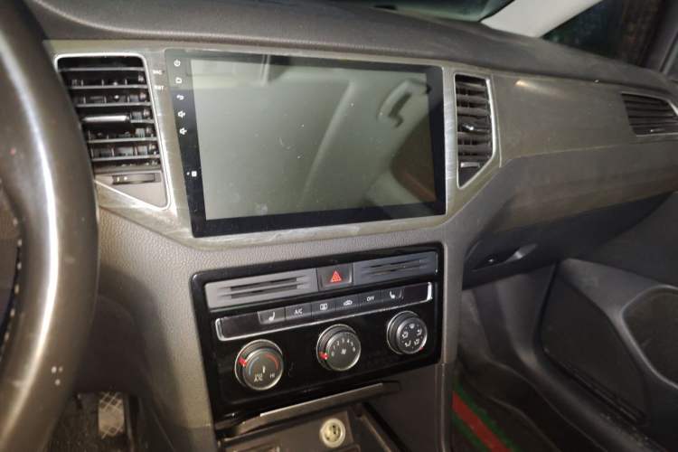 Used Volkswagen Golf Sportsvan 2016 280TSI Automatic Flagship Model Audio And AC Panel