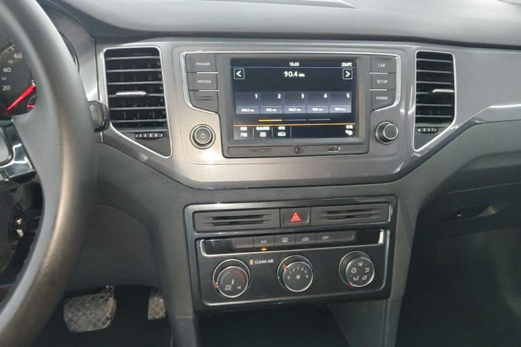 Used Volkswagen Golf Sportsvan 2016 230TSI Automatic Trend Edition Audio And AC Panel