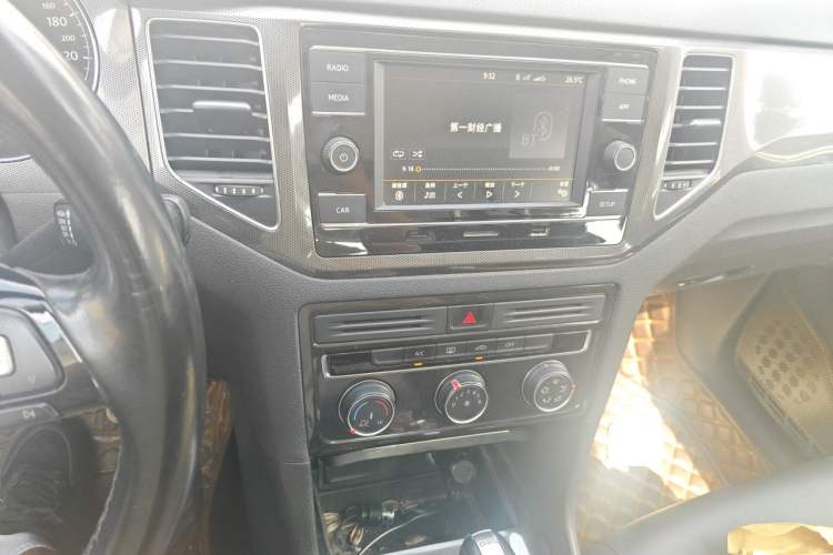 Used Volkswagen Golf Sportsvan 2016 230TSI Automatic Trend Edition Audio And AC Panel