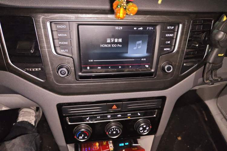 Used Volkswagen Golf Sportsvan 2016 230TSI Automatic Luxury Version Audio And AC Panel