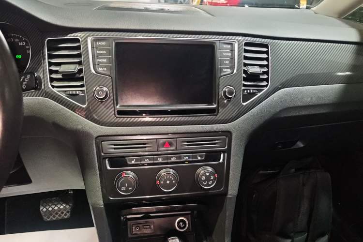 Used Volkswagen Golf Sportsvan 2016 230TSI Automatic Luxury Version Audio And AC Panel