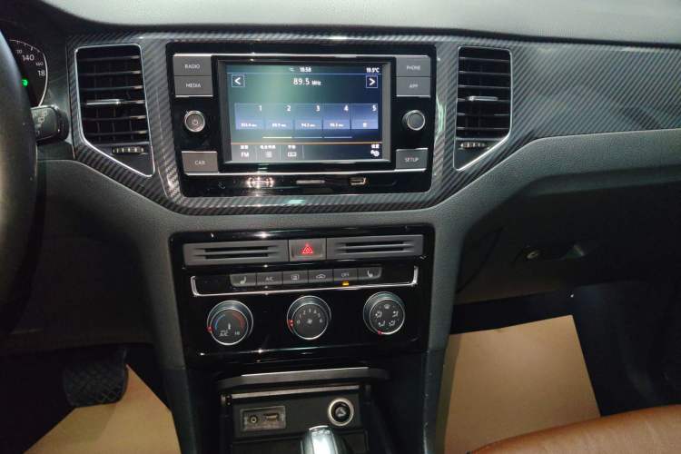 Used Volkswagen Golf Sportsvan 2016 280TSI Automatic Luxury Model Audio And AC Panel