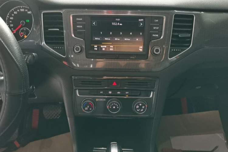 Used Volkswagen Golf Sportsvan 2016 230TSI Automatic Trend Edition Audio And AC Panel