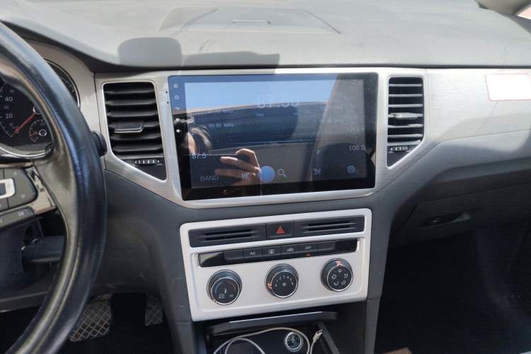Used Volkswagen Golf Sportsvan 2016 230TSI Automatic Trend Edition Audio And AC Panel