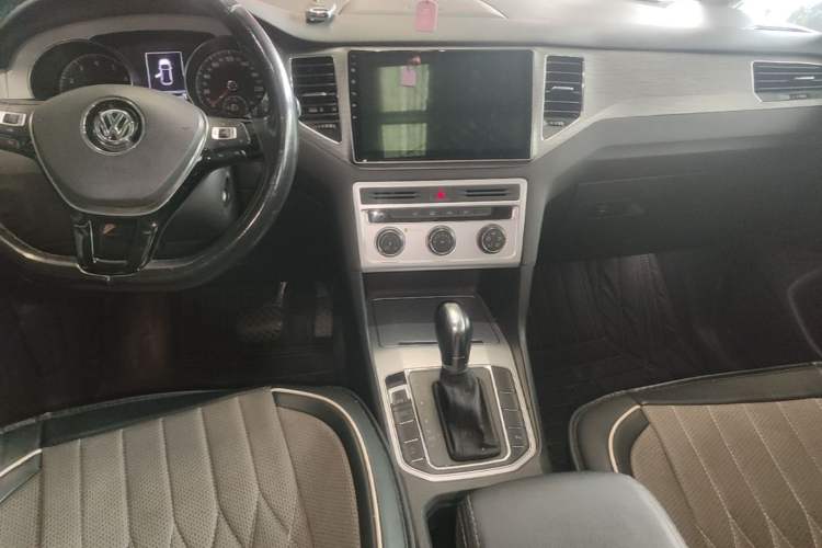 Used Volkswagen Golf Sportsvan 2016 230TSI Automatic Trend Edition Audio And AC Panel