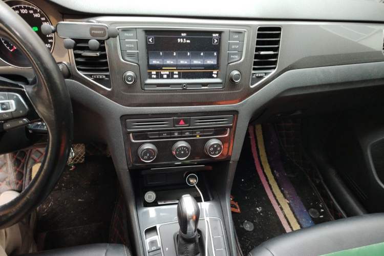 Used Volkswagen Golf Sportsvan 2016 230TSI Automatic Trend Edition Audio And AC Panel