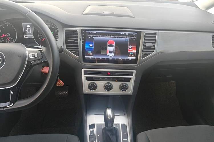 Used Volkswagen Golf Sportsvan 2016 230TSI Automatic Trend Edition Audio And AC Panel