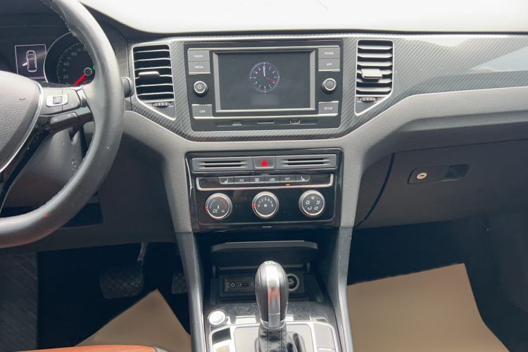 Used Volkswagen Golf Sportsvan 2016 280TSI Automatic Luxury Model Audio And AC Panel