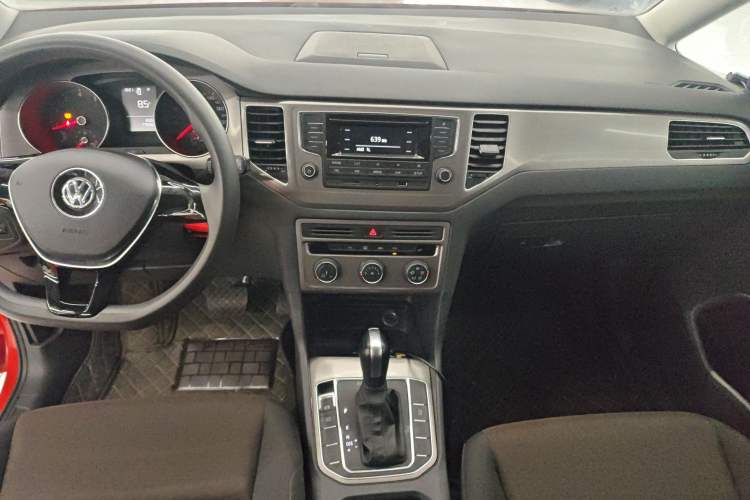 Used Volkswagen Golf Sportsvan 2016 1.6L Automatic Comfort Model Audio And AC Panel