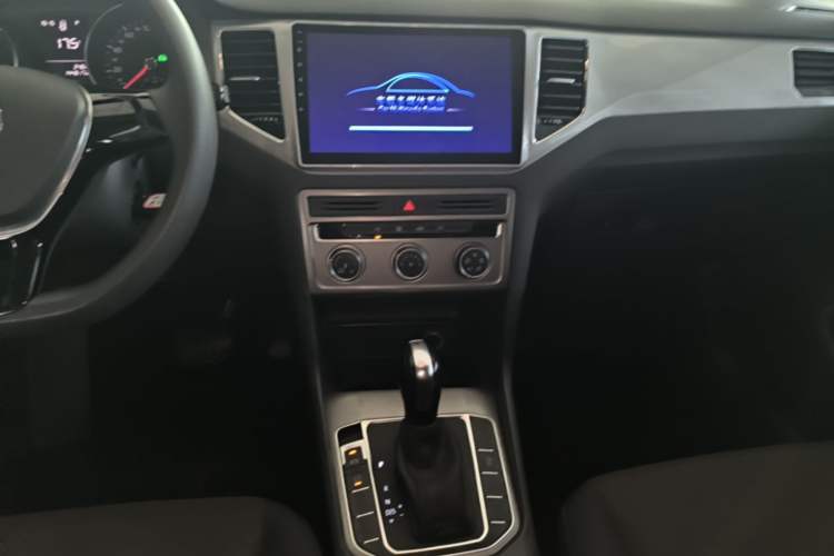 Used Volkswagen Golf Sportsvan 2016 1.6L Automatic Comfort Model Audio And AC Panel