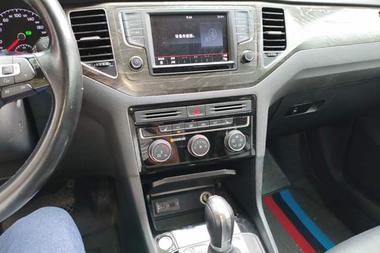 Used Volkswagen Golf Sportsvan 2016 230TSI Automatic Luxury Version Audio And AC Panel