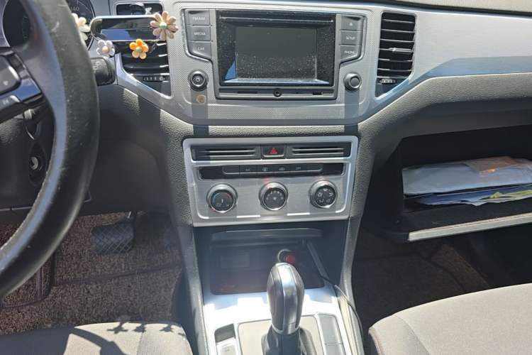 Used Volkswagen Golf Sportsvan 2016 230TSI Automatic Trend Edition Audio And AC Panel