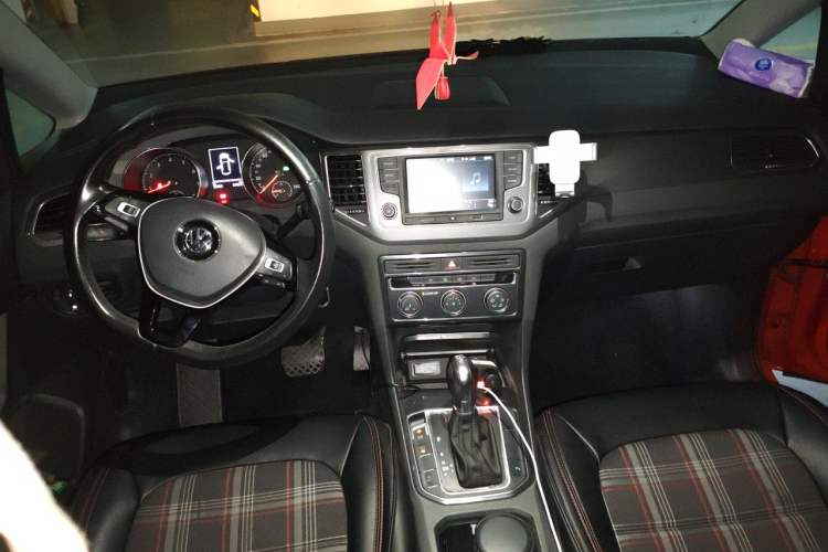 Used Volkswagen Golf Sportsvan 2016 230TSI Automatic Trend Edition Center Console