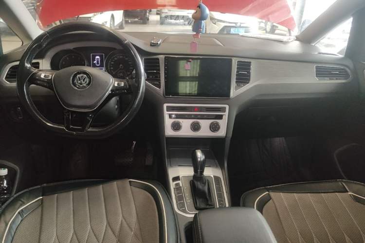 Used Volkswagen Golf Sportsvan 2016 230TSI Automatic Trend Edition Center Console