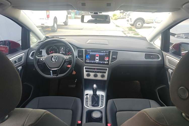 Used Volkswagen Golf Sportsvan 2016 230TSI Automatic Trend Edition Center Console