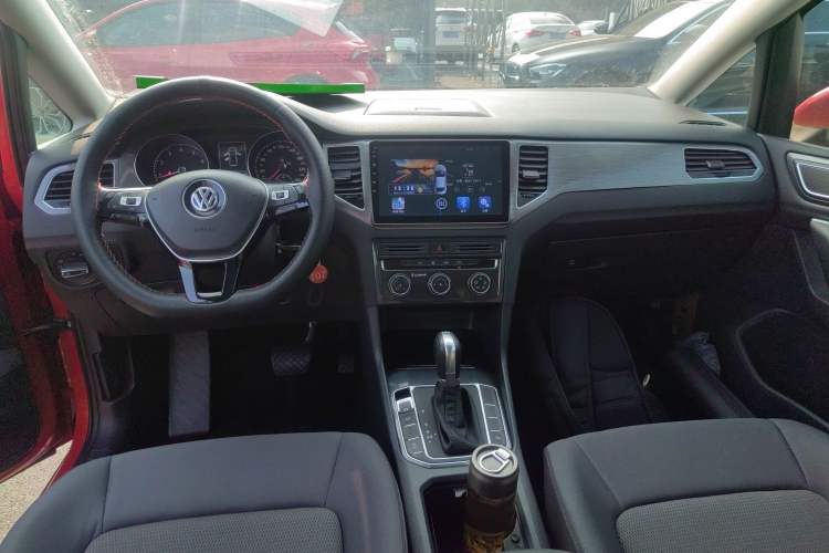 Used Volkswagen Golf Sportsvan 2016 230TSI Automatic Trend Edition Center Console