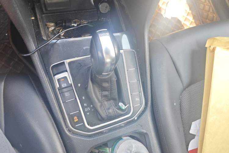 Used Volkswagen Golf Sportsvan 2016 230TSI Automatic Trend Edition Gear Lever