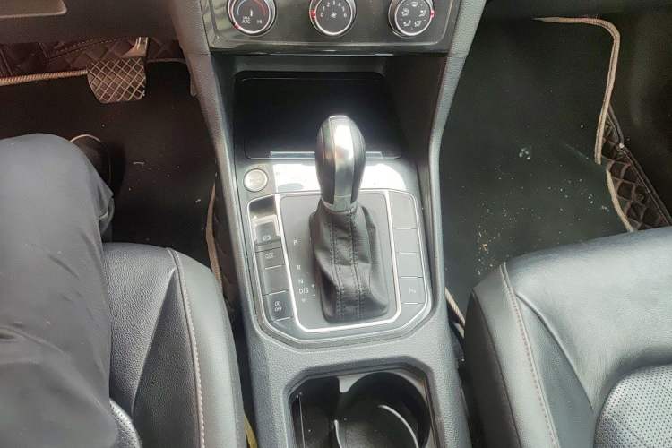 Used Volkswagen Golf Sportsvan 2016 280TSI Automatic Luxury Model Gear Lever