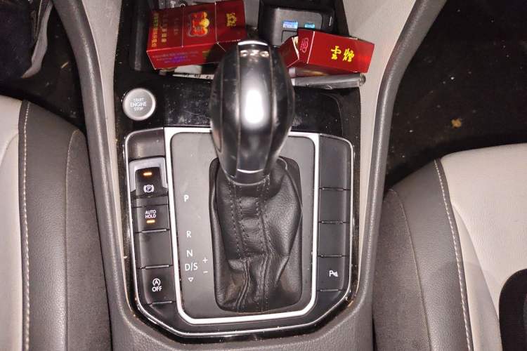 Used Volkswagen Golf Sportsvan 2016 230TSI Automatic Luxury Version Gear Lever