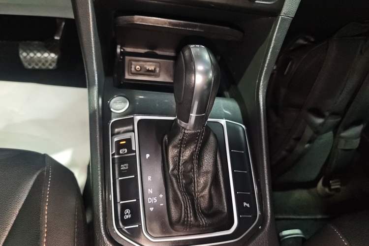 Used Volkswagen Golf Sportsvan 2016 230TSI Automatic Luxury Version Gear Lever
