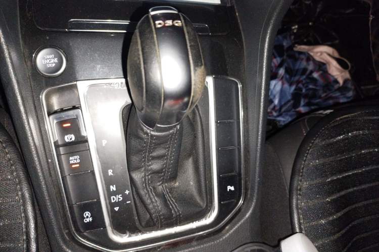 Used Volkswagen Golf Sportsvan 2016 280TSI Automatic Luxury Model Gear Lever