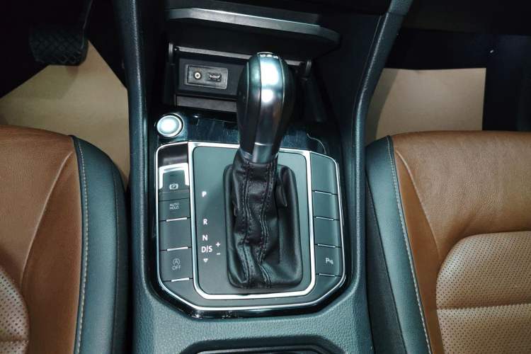 Used Volkswagen Golf Sportsvan 2016 280TSI Automatic Luxury Model Gear Lever